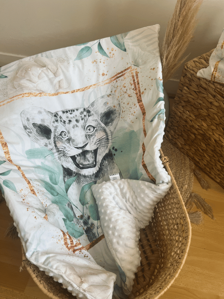 Couverture bébé personnalisée savane lionceau ou renard grand panneau. Fait main en France, tissu doudou ultra-doux certifié Oeko-Tex. Cadeau de naissance unique.