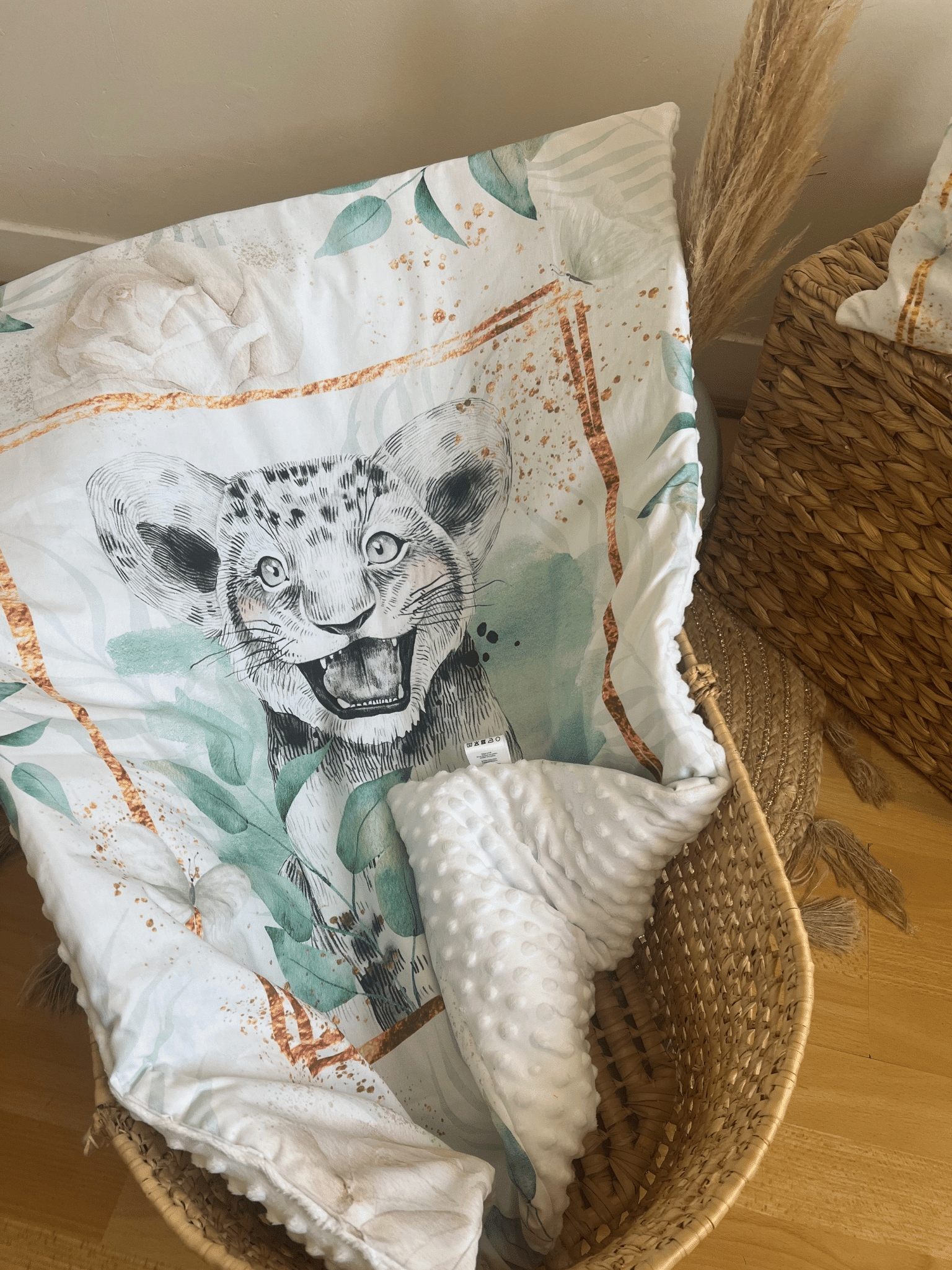 Couverture bébé personnalisée savane lionceau ou renard grand panneau. Fait main en France, tissu doudou ultra-doux certifié Oeko-Tex. Cadeau de naissance unique.