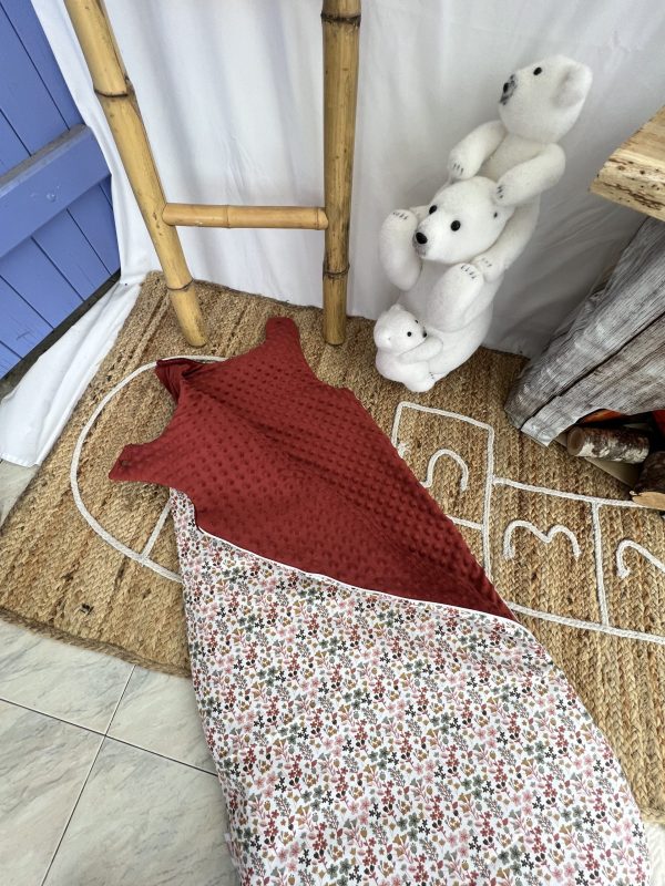Découvrez notre gigoteuse terracotta, une étreinte douce pour le sommeil de votre bébé. Confort et style réunis pour des nuits paisibles