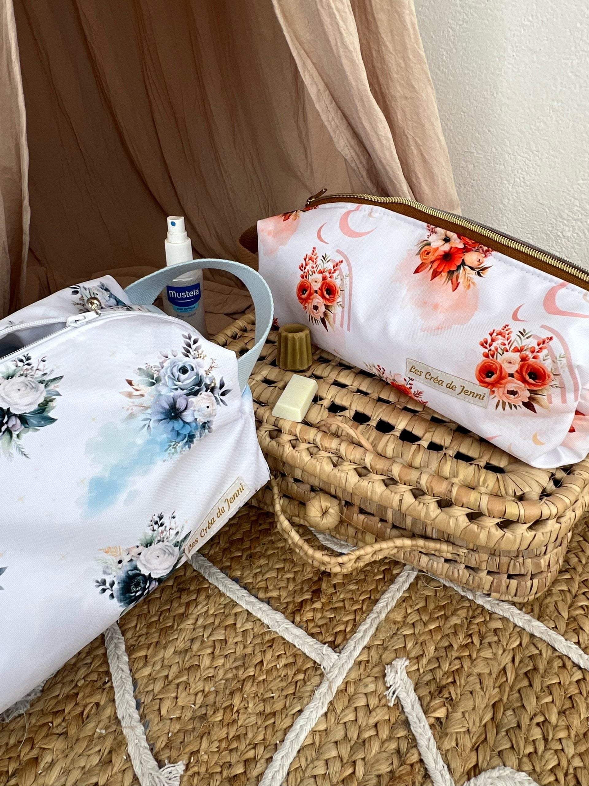 Ajoutez une touche de personnalité à votre routine de voyage avec nos trousses de toilette imperméables, conçues pour vous accompagner dans toutes vos aventures avec style et praticité !