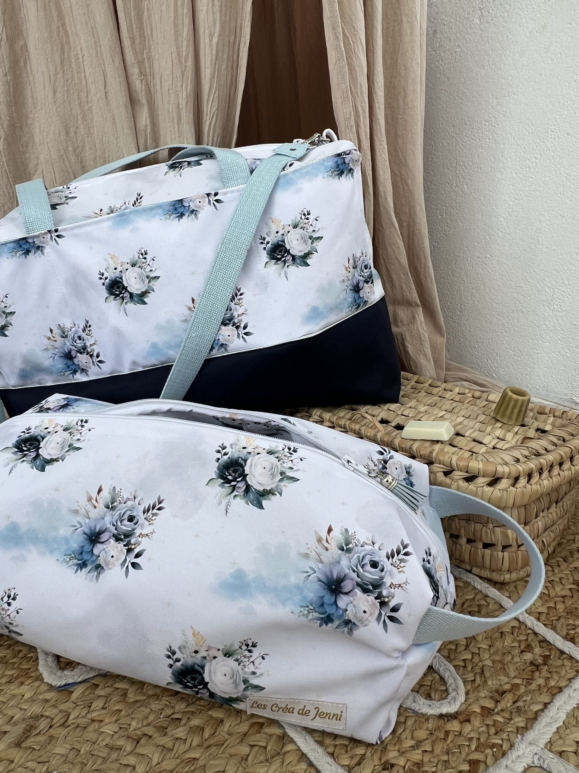 Ajoutez une touche de personnalité à votre routine de voyage avec nos trousses de toilette imperméables, conçues pour vous accompagner dans toutes vos aventures avec style et praticité !