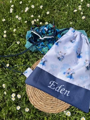 Découvrez notre sac de piscine imperméable personnalisé pour enfant, idéal pour garder les affaires de natation au sec. Mesurant 45x35 cm, ce sac peut être customisé avec des motifs amusants et le prénom de votre enfant. Pratique, durable et unique, il est parfait pour ne plus jamais perdre ses affaires à la piscine