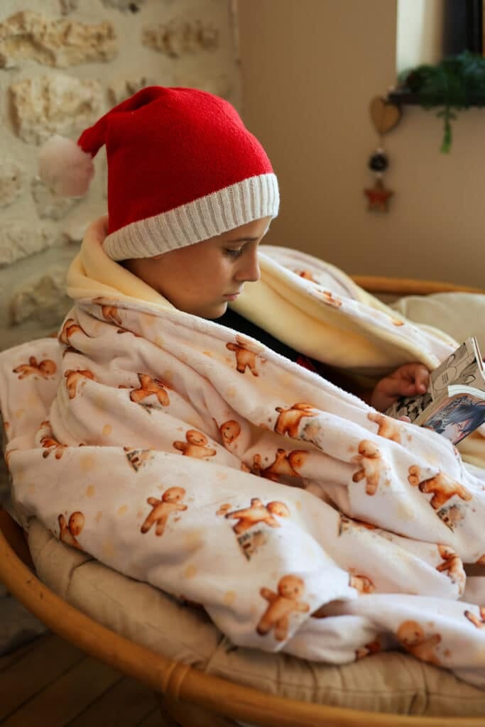 Plaid de Noël motif pain d’épice exclusif, créé et cousu main par Les Créa de Jenni. Ultra doux, personnalisable, artisanal. Cadeau cocooning parfait, édition limitée.
