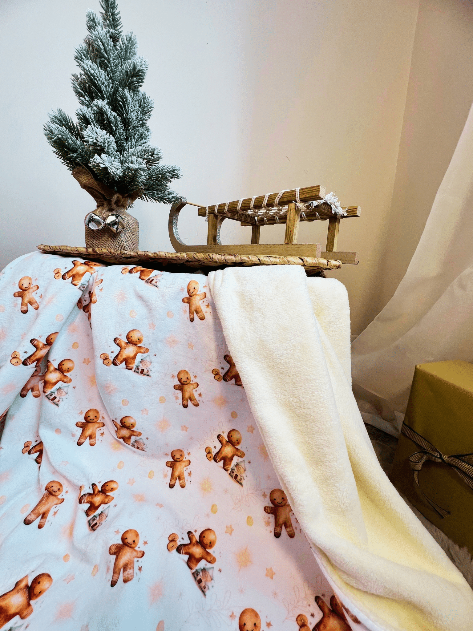 Plaid de Noël ultra doux fait main et personnalisable. Motif gourmand exclusif, tissu certifié et 2 tailles disponibles pour un Noël cocooning.