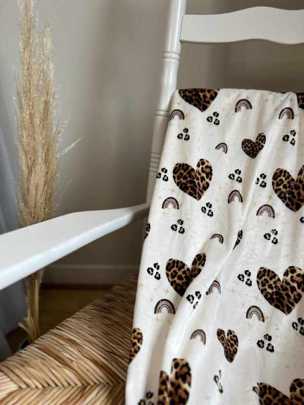 Plaid maxi douceur léopard cousu main, design exclusif et personnalisable. Disponible en 2 tailles, parfait pour des moments cocooning avec style.