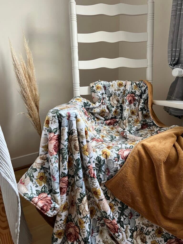 Offrez-vous un cocon de douceur avec ce plaid aux magnifiques motifs floraux dans des tons naturels et terracotta. Ultra-doux et élégant, il apporte une touche bohème à votre intérieur.