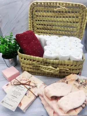 Coffret naissance bébé fait main avec panier en osier, doudou, bavoir, lingettes et 20 couches incluses. Cadeau utile, doux et prêt à offrir – Les Créa de Jenni.