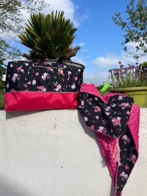 Découvrez le sac grand modèle Noir & Fleurs Roses par Les Créa de Jenni : un sac élégant, imperméable et pratique, idéal pour le quotidien, les voyages ou en sac à langer. Confection artisanale et design unique. Commandez dès maintenant !