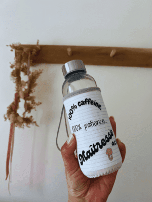 Bouteille en verre 420 ml avec housse personnalisée “Super Maîtresse activée”. Idée cadeau utile, chic et faite main. Édition limitée !