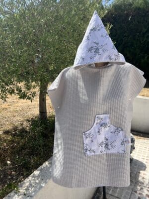 Poncho de bain enfant en nid d’abeille Oeko-Tex, capuche et poche assorties, personnalisable avec prénom. Confort et douceur après la baignade !