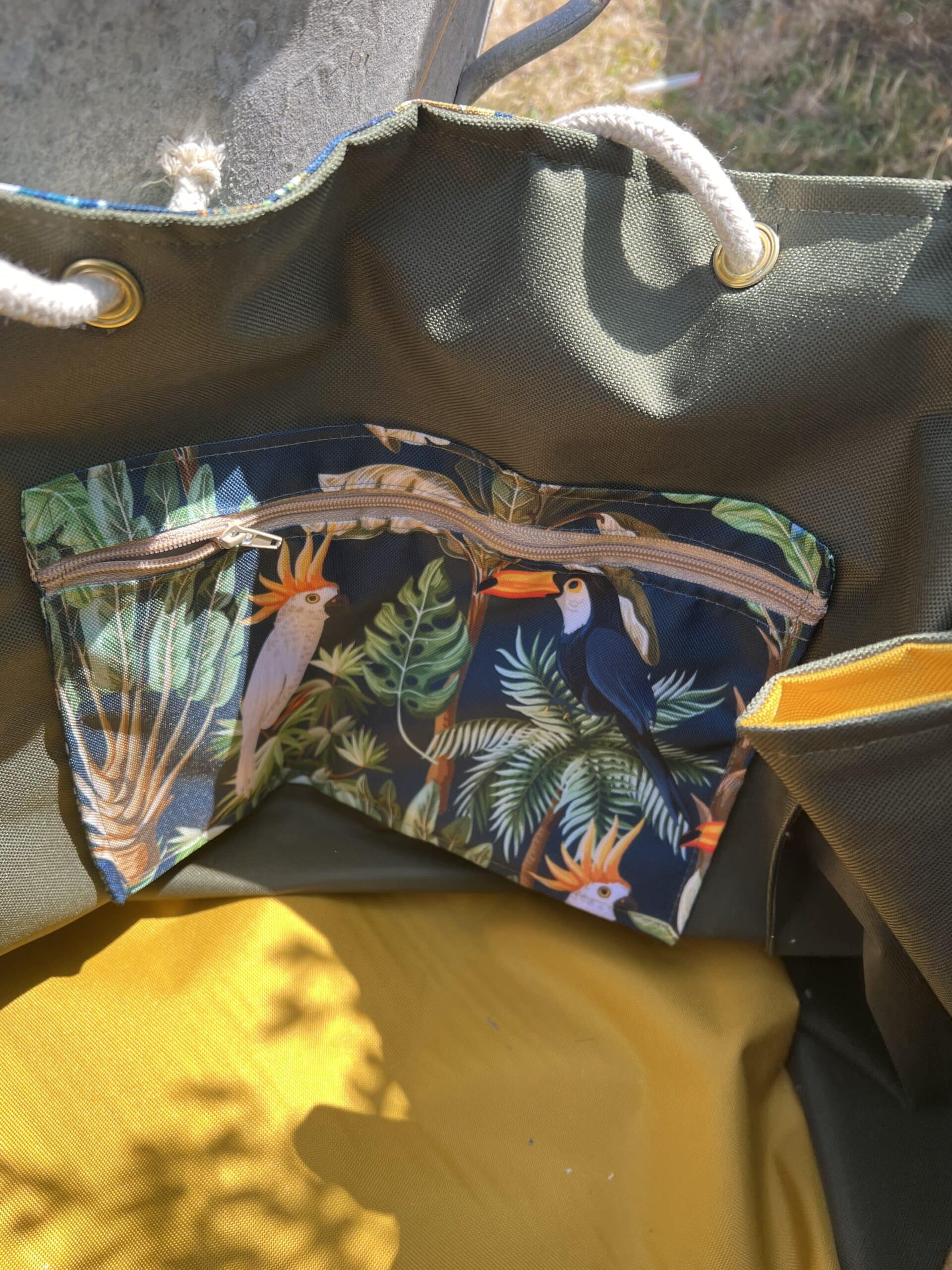 Sac de plage XXL imperméable motif perroquets tropicaux. Format 45x45 cm, pochette intérieure, fabriqué en France. En stock, expédition rapide !