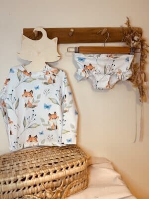 Maillot de bain bébé anti-UV UPF 50+ personnalisable. Création artisanale made in Loiret. Deux modèles au choix, dès 1 an. Confort & sécurité