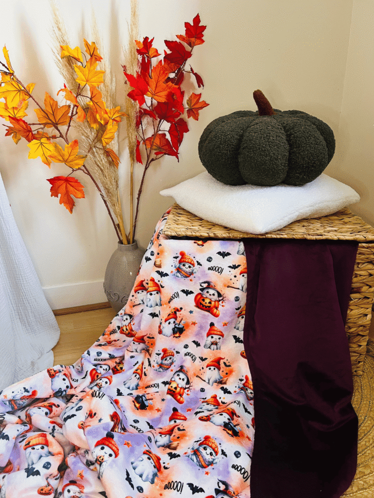 Plaid cocooning Halloween 200x150 cm en tissu doudou maxi douceur. Motifs exclusifs, personnalisable, édition limitée. Idéal cadeau ou déco cosy d’automne.