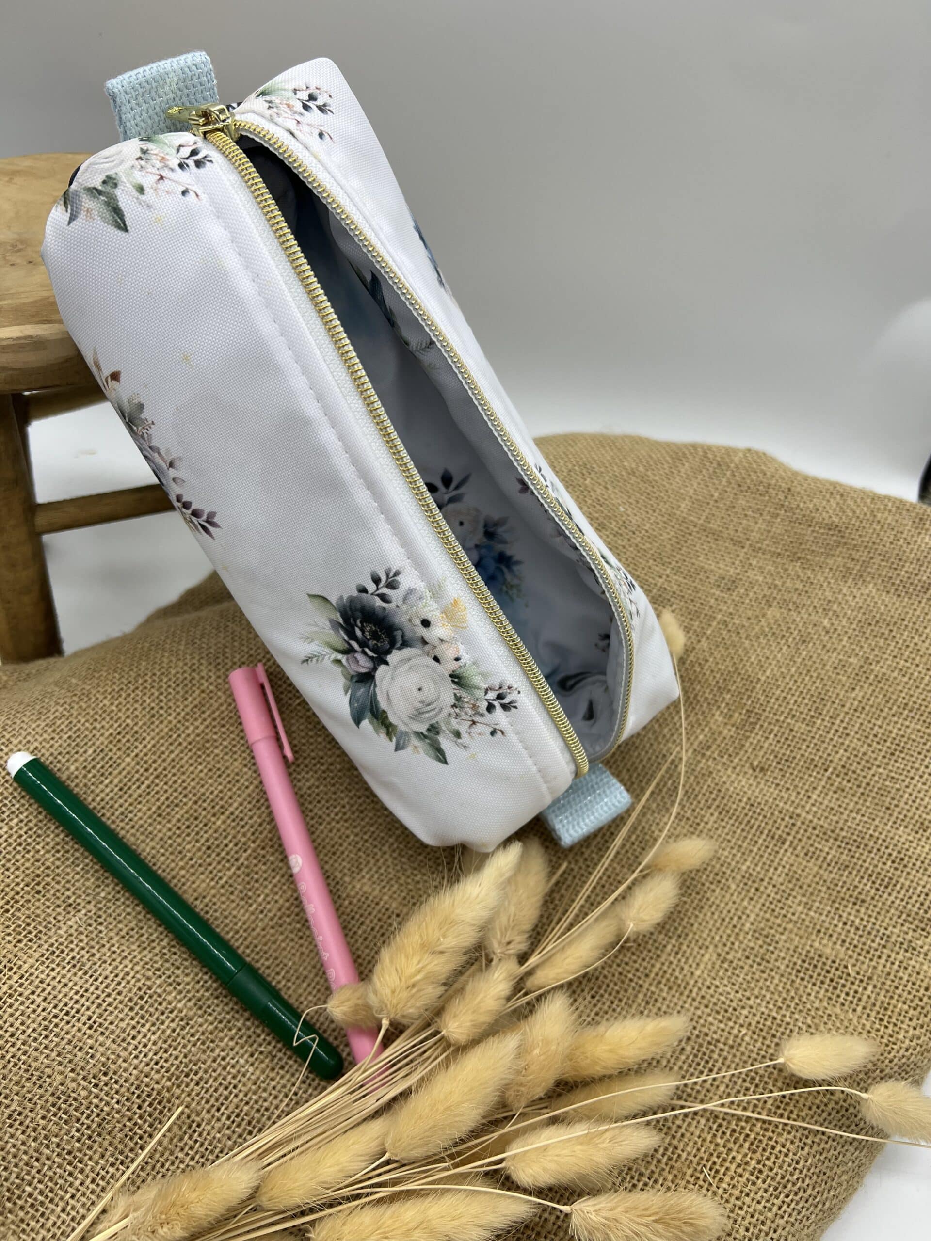 Trousse imperméable 24x12 cm – pratique et colorée pour la rentrée. Protège cahiers et fournitures. Personnalisable en flocage. Envoi rapide.