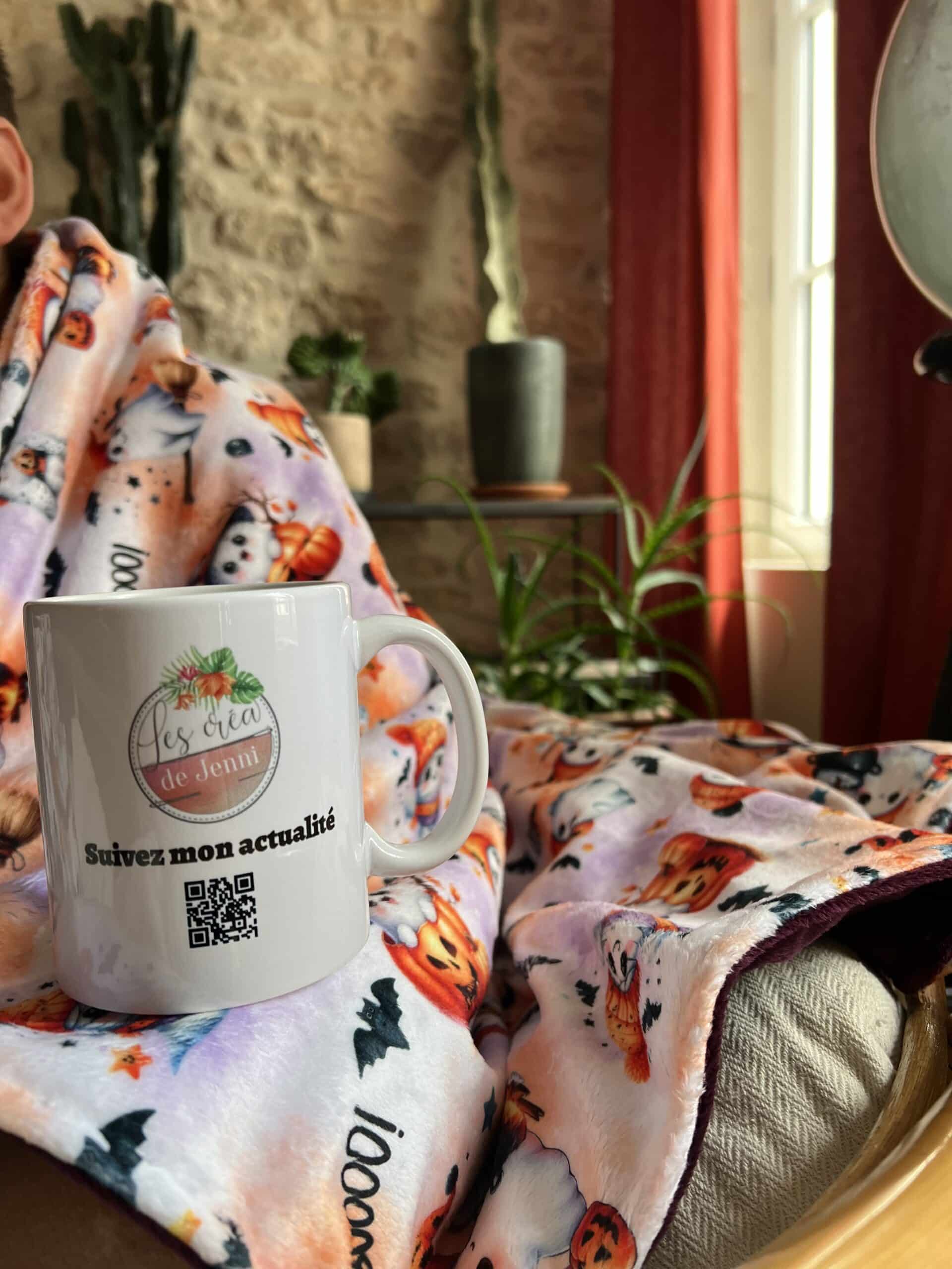 Tasse personnalisée cocooning avec motifs fantômes (Halloween) ou pains d’épices (Noël). 12 € seulement. Édition limitée, cadeau artisanal unique.