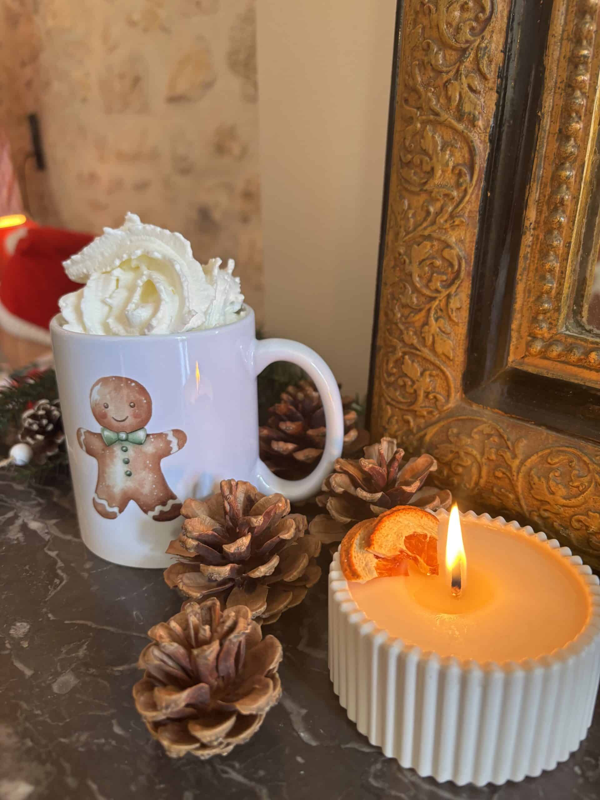 Tasse personnalisée cocooning avec motifs fantômes (Halloween) ou pains d’épices (Noël). 12 € seulement. Édition limitée, cadeau artisanal unique.