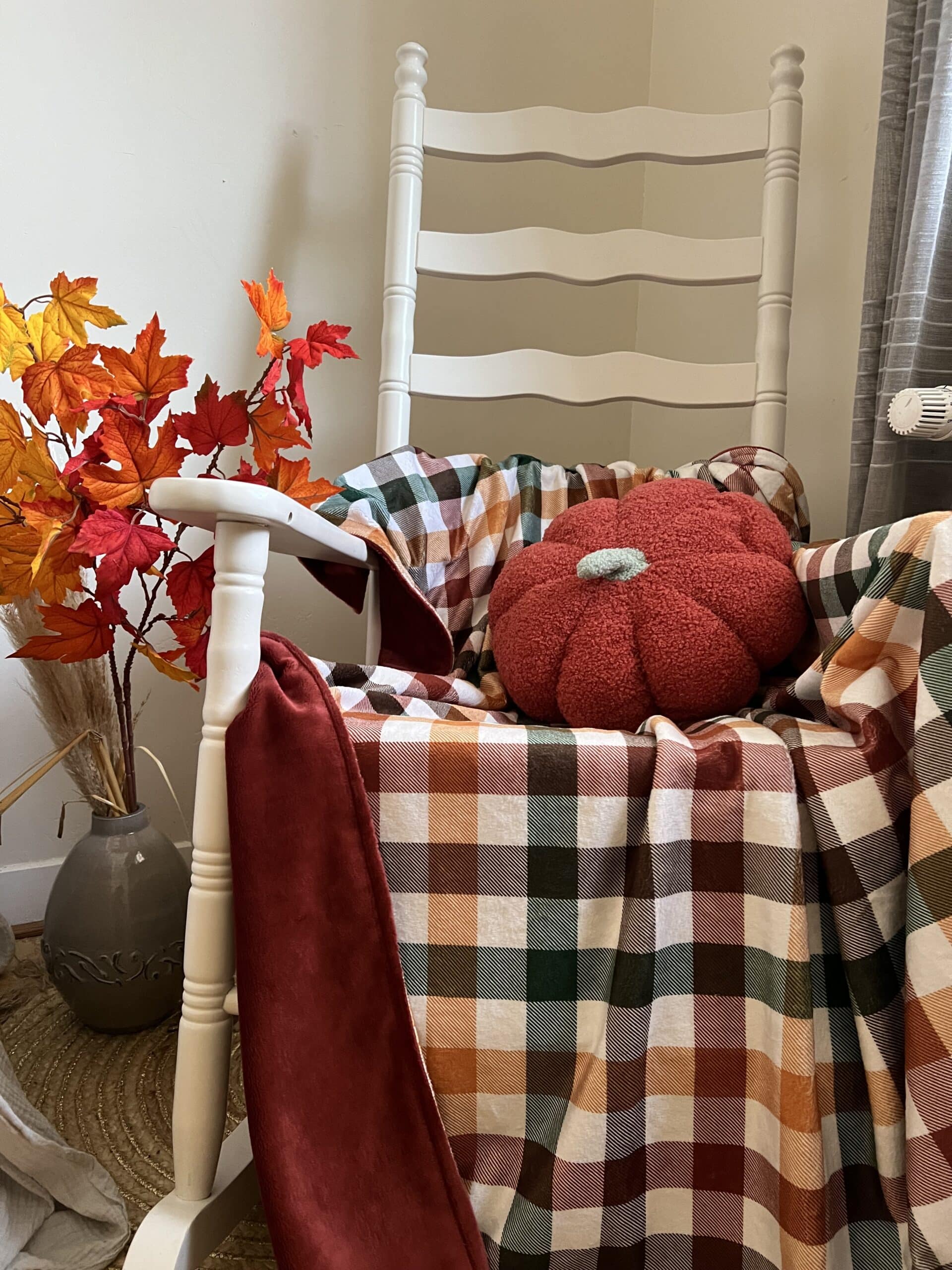 Découvrez le plaid écossais “Douceur d’Automne” 2m x 1m50 – une création artisanale douce et chaleureuse, aux tons vert et moutarde. Option coussin assorti personnalisé.