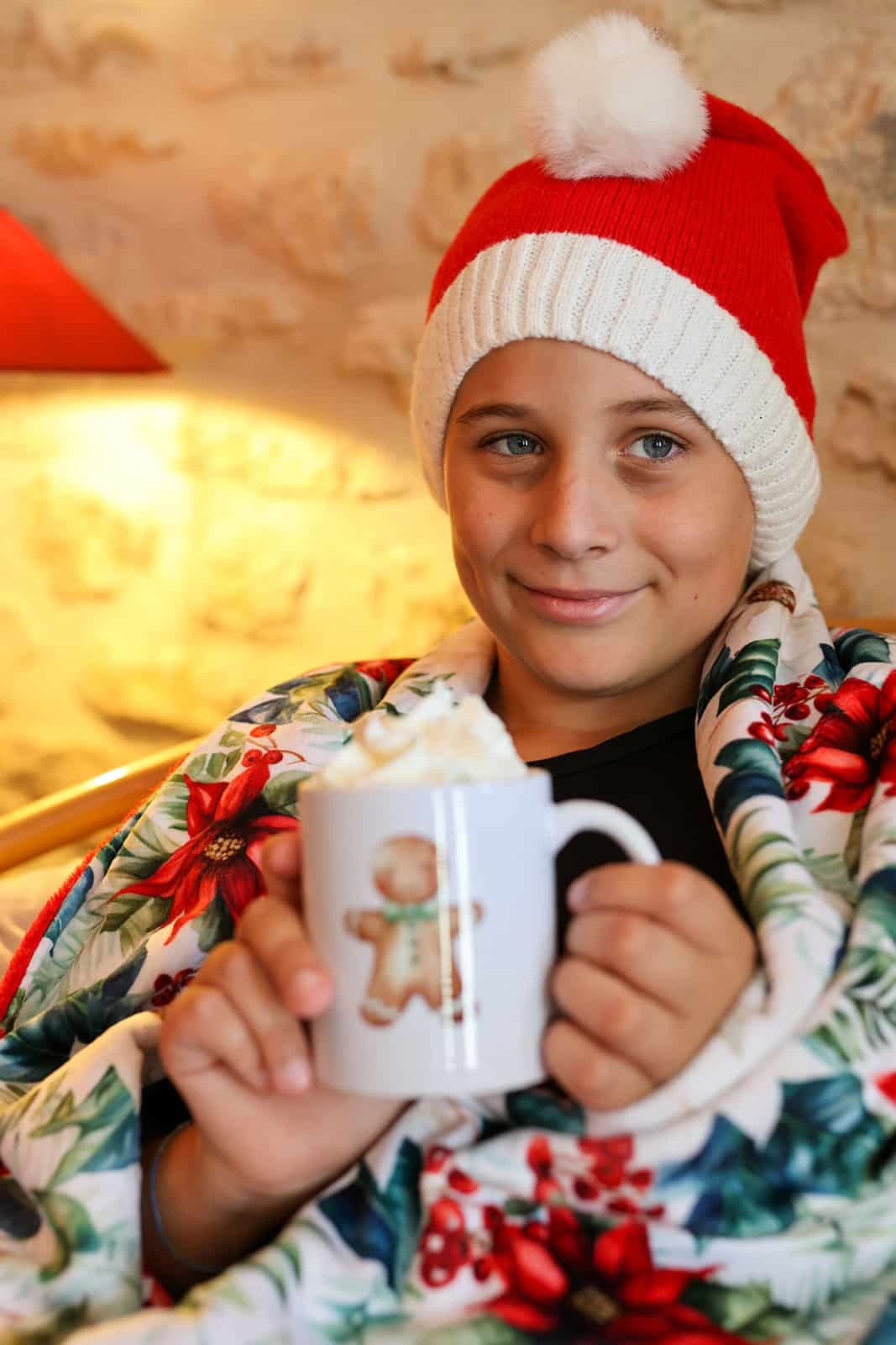 Tasse personnalisée cocooning avec motifs fantômes (Halloween) ou pains d’épices (Noël). 12 € seulement. Édition limitée, cadeau artisanal unique.