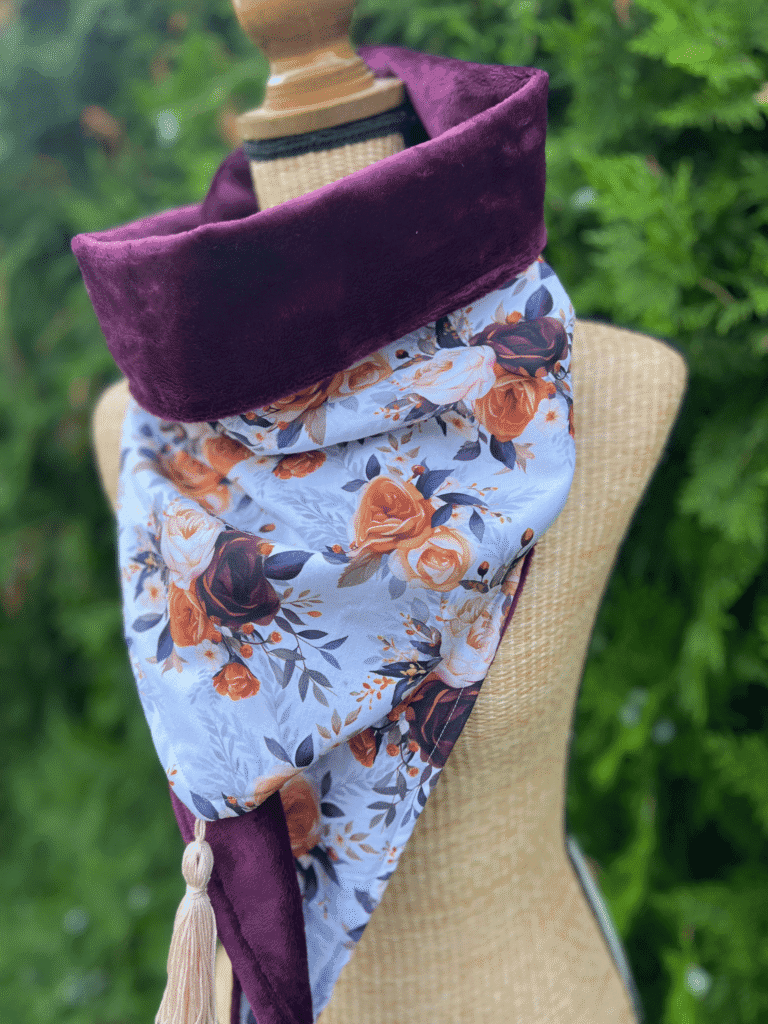 Écharpe chèche personnalisée fait main avec motifs floraux automnaux et doublure doudou ultra douce prune. Accessoire cocooning élégant et personnalisable. Cadeau artisanal unique.