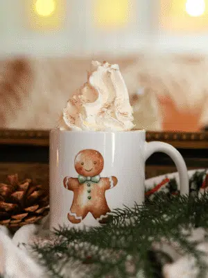 Tasse personnalisée cocooning avec motifs fantômes (Halloween) ou pains d’épices (Noël). 12 € seulement. Édition limitée, cadeau artisanal unique.