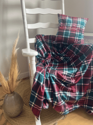 Plaid écossais artisanal, fait main en France. Ultra doux et personnalisable. Disponible en 150x150 ou 200x150 cm. Cadeau cocooning intemporel et chaleureux.