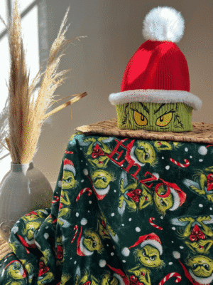 Plaid Grinch de Noël, artisanal et fait main. Ultra doux, personnalisable, dispo en 150x150 ou 200x150 cm. Plaid cocooning original et fun, édition limitée.