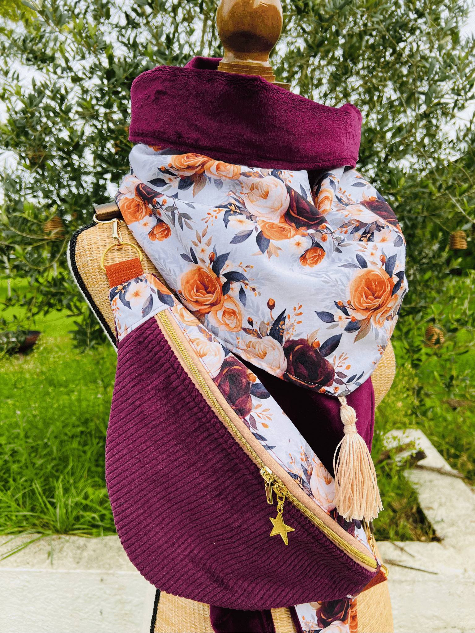 Sac banane artisanal en velours côtelé prune et tissu fleuri exclusif. Chic et pratique, il se porte à la taille ou en crossbody.