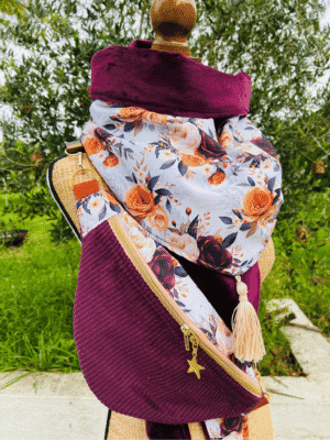 Sac banane artisanal en velours côtelé prune et tissu fleuri exclusif. Chic et pratique, il se porte à la taille ou en crossbody.