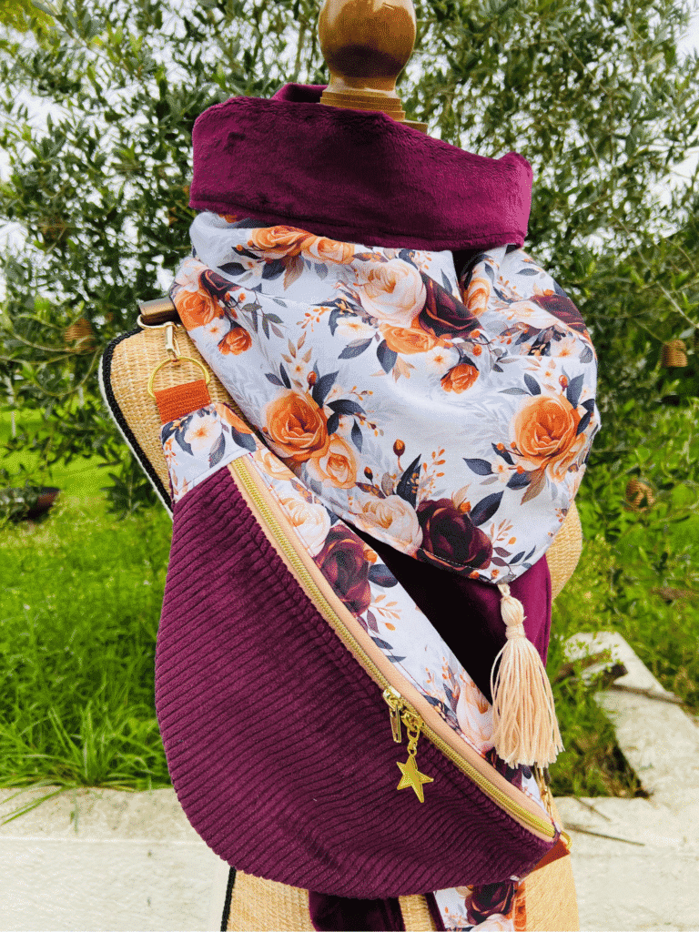 Sac banane artisanal en velours côtelé prune et tissu fleuri exclusif. Chic et pratique, il se porte à la taille ou en crossbody.