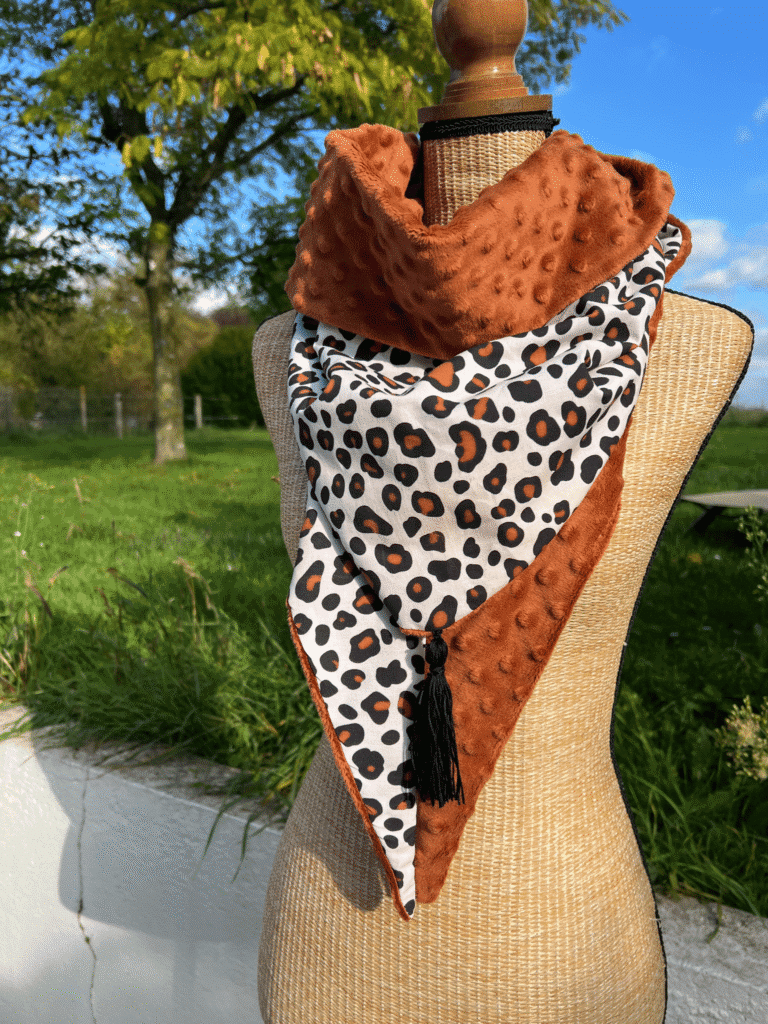 Écharpe chèche léopard cousue main dans le Loiret – tissu exclusif et doublure Minky ultra-douce. Un accessoire cocooning, élégant et unique, parfait pour l’hiver et les cadeaux de Noël 🎁
