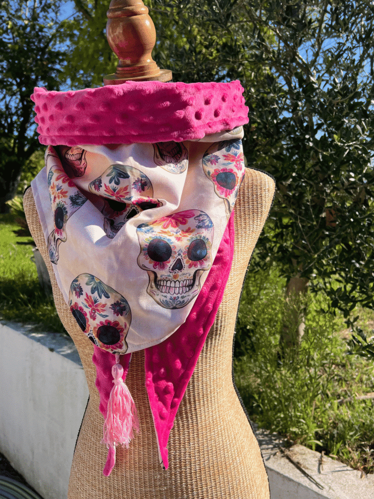 Chèche artisanal rose “têtes de morts mexicaines” en coton et Minky ultra doux. Original, chaud et unique – signé Les Créa de Jenni.