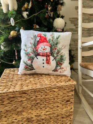 Coussin Bonhomme de Neige 45x45 cm ultra doux, dos rouge, lavable à 30°. Idéal pour une déco de Noël cosy et chaleureuse. Parfait comme idée cadeau.