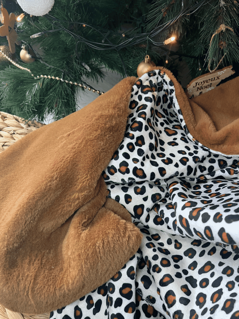 Craquez pour le plaid Graou Léopard Les Créa de Jenni : ultra doux, dos doudou chocolat, deux tailles disponibles et stock limité. Idéal pour un cadeau cocooning chic et chaleureux.