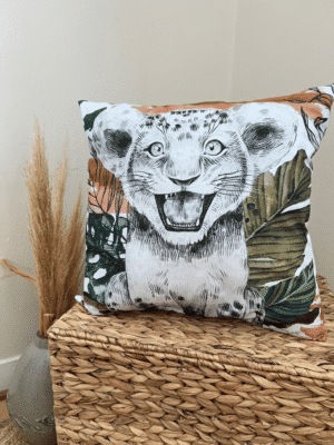 Coussin décoratif lionceau 50x50 cm, moelleux et rembourré de ouate. Motif lion imprimé recto-verso, lavable à 30°C. Idéal pour chambre enfant ou déco cocooning.
