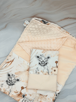 Ensemble naissance lionceau avec plaid bébé 75x100 cm (100 W) et protège-carnet assorti. Cadeau prêt à offrir en boîte cadeau, non personnalisable. Expédition sous 8 à 10 jours.