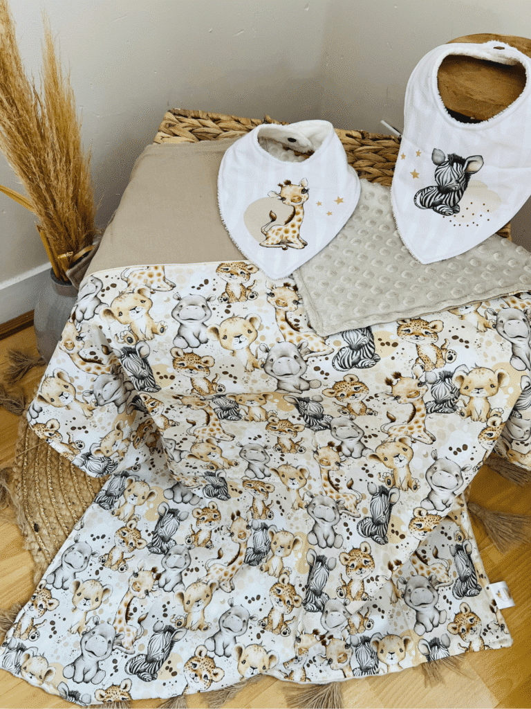 Ensemble bébé Safari avec plaid 75x100 cm tout doux et 2 bavoirs en coton, éponge coton et bambou. Idéal dÚs 3 mois, doux pour la peau et parfait comme cadeau de naissance.