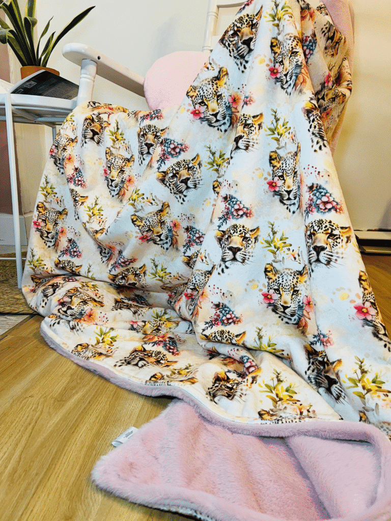 Plaid maxi douceur fait main, double face doudou et fausse fourrure synthétique. Motif léopard fleuri, deux tailles au choix, verso rose poudré ou marron, personnalisable. Plaid cocooning ultra doux.