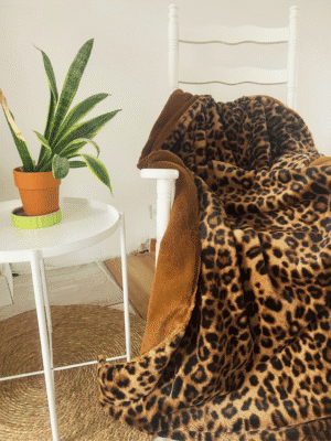 Plaid léopard ultra doux en 100 % fausse fourrure synthétique, cousu main en France. Deux tailles disponibles (150x150 ou 200x150 cm). Parfait pour un intérieur cocooning et chaleureux.
