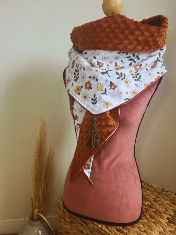 Écharpe femme fait main en coton imprimé et minky ultra-doux. Chèche bohème cousu en France, pièce unique élégante et chaleureuse.