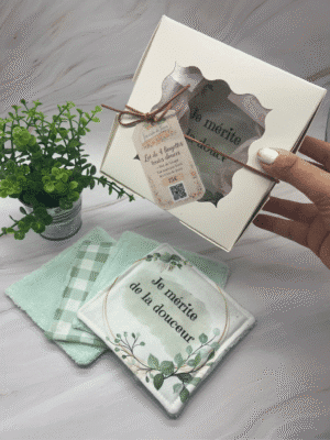 Coffret cadeau lingettes démaquillantes lavables avec 4 lingettes 13x13 cm et filet de lavage. Fait main en France, écologique et prêt à offrir.
