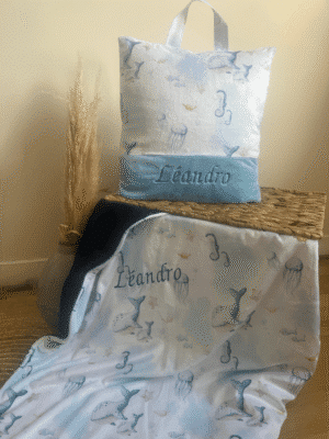 Kit sieste maternelle thème océan personnalisé avec coussin et plaid. Fait main en France, doux et rassurant pour la rentrée ou la crèche.