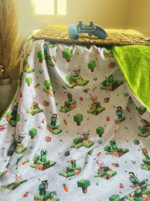 Plaid maxi douceur motif Minecraft fait main en France — tissu certifié OEKO-TEX®, verso vert, 150x150 ou 200x150 cm. Cadeau gaming parfait. Confectionné à la commande dans le Loiret.