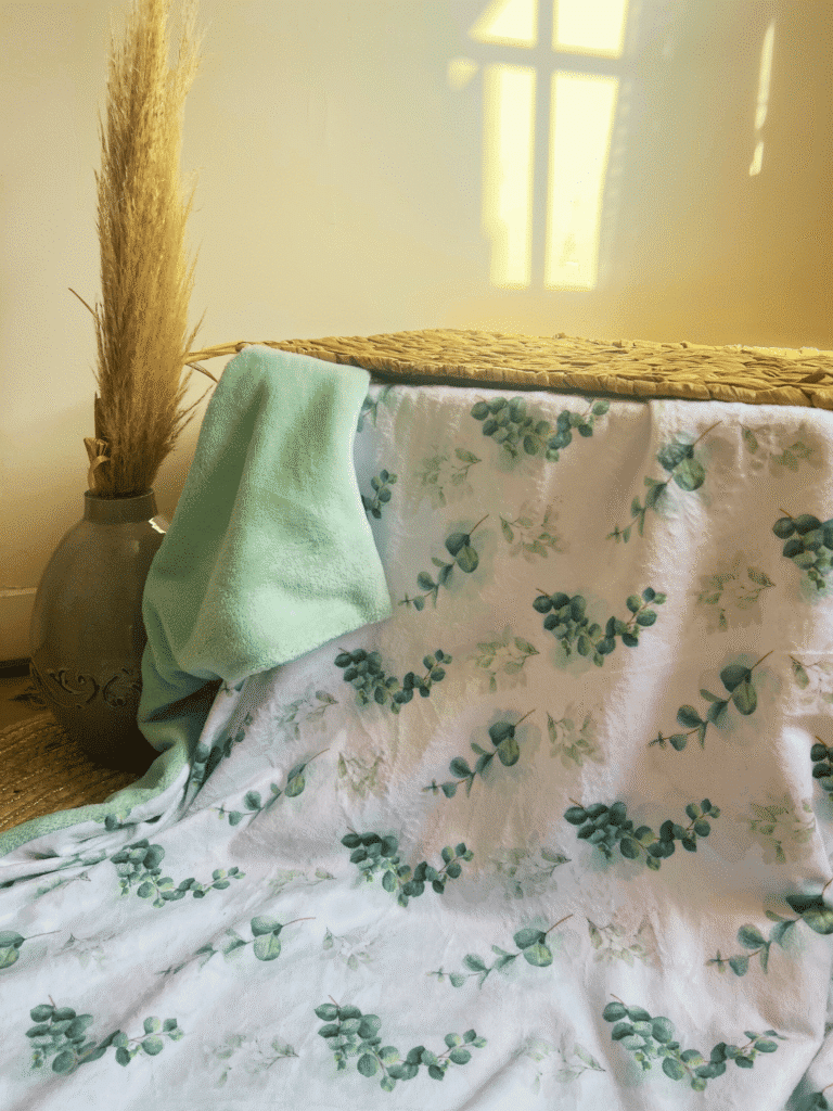 Plaid enfant doudou recto-verso motif Eucalyptus & vert d'eau — 75x100 cm, mixte, ultra doux. Cadeau naissance ou anniversaire. En stock, expédié sous 48h.