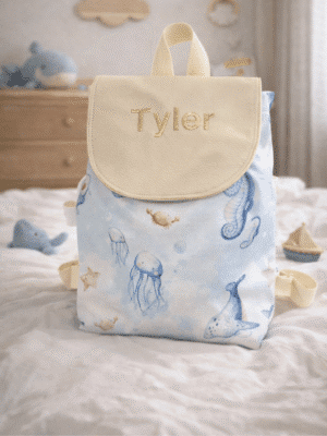 Sac à dos maternelle personnalisé motif océan imperméable, cousu main en France. Broderie prénom, bretelles réglables, poche intérieure. Idéal rentrée crèche et maternelle.