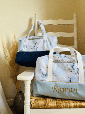 Sac à langer imperméable thème océan, personnalisé et fait main en France. Idéal cadeau naissance mer, pratique et élégant pour bébé et week-end.