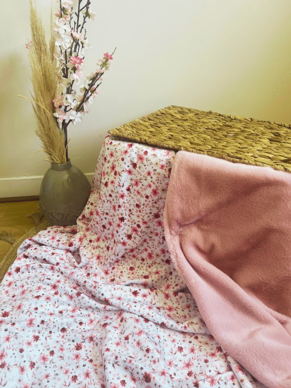 plaid printemps, plaid fleuri, plaid léger cocooning, plaid fait main France, plaid personnalisé, couverture douce printemps, plaid rose doux, plaid canapé printemps, plaid bébé printemps