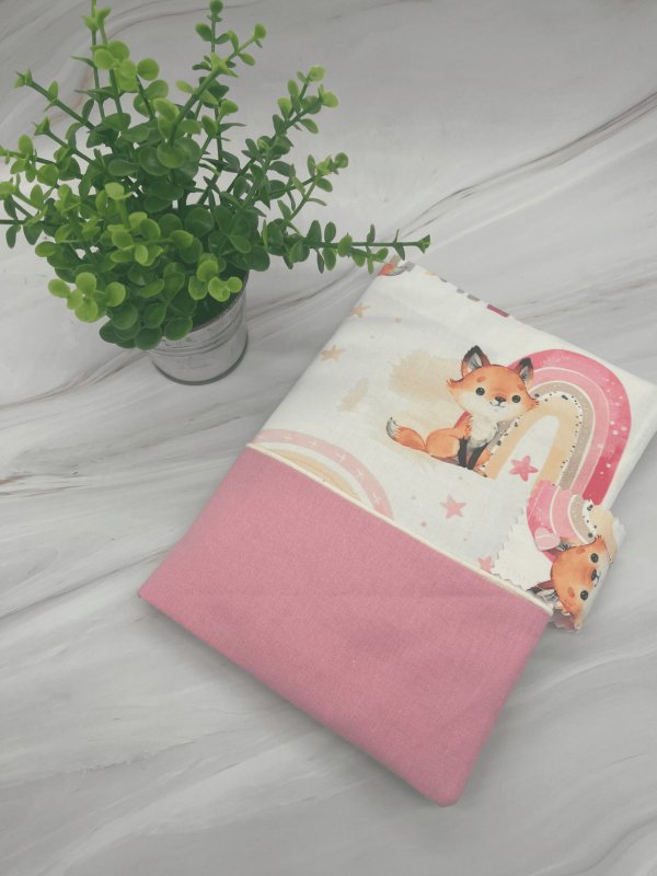 Protège carnet de santé bébé fille motif renard rose pour carnet 15x22 cm. Personnalisable avec prénom en flocage blanc ou argenté. Disponible en stock