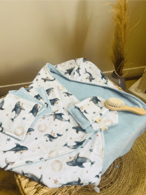 Cape de bain bébé baleines océan faite main – Coffret naissance Oeko-Tex + 5 lingettes + 2 gants – Création artisanale unique France