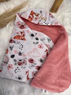 Cape de bain bébé motif biches personnalisée avec prénom. Création artisanale cousue dans le Loiret en coton Oeko-Tex et éponge bambou. Idéale pour un cadeau de naissance.