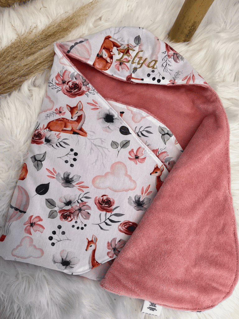 Cape de bain bébé motif biches personnalisée avec prénom. Création artisanale cousue dans le Loiret en coton Oeko-Tex et éponge bambou. Idéale pour un cadeau de naissance.